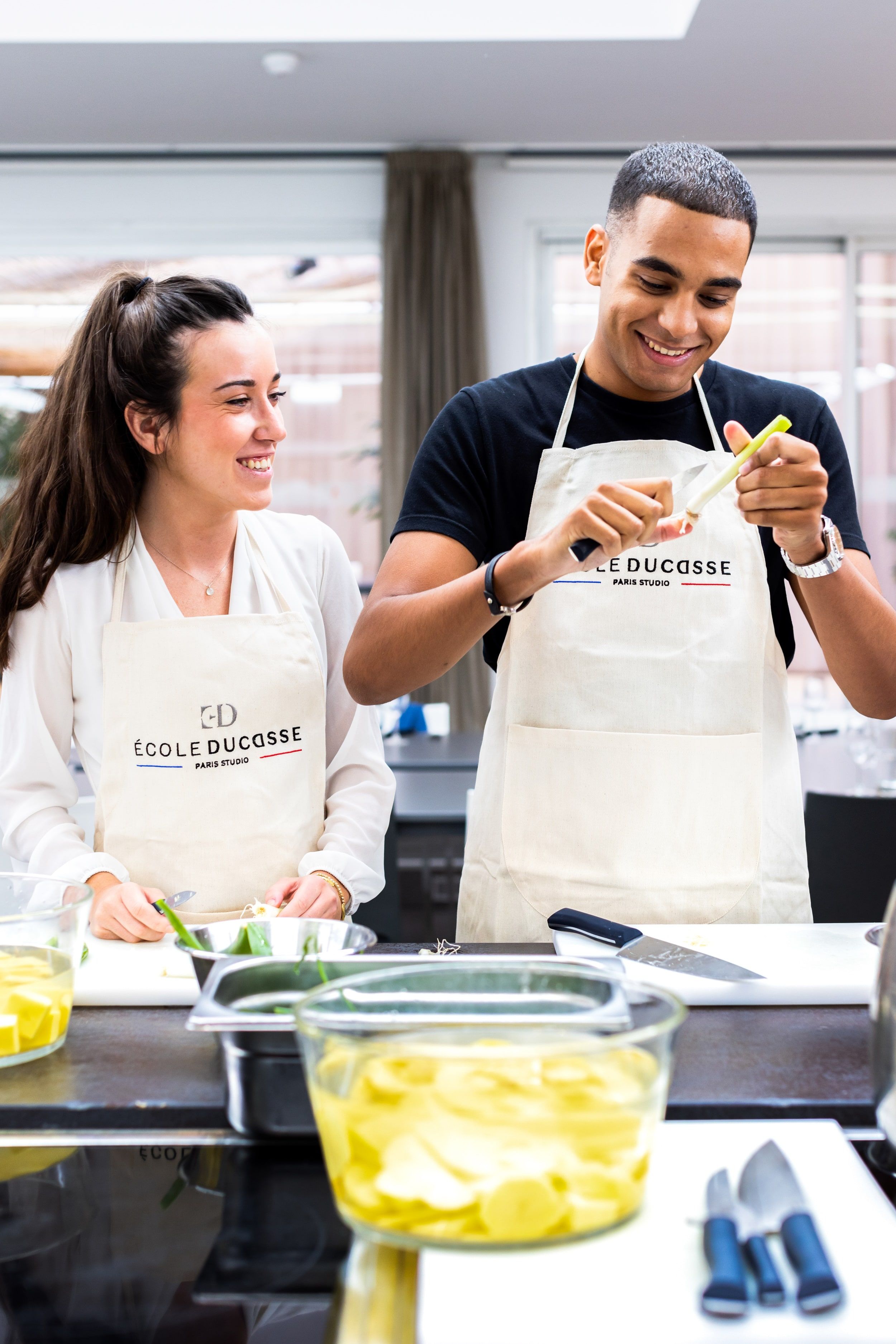 Atelier découpe légumes en couple à l'École Ducasse