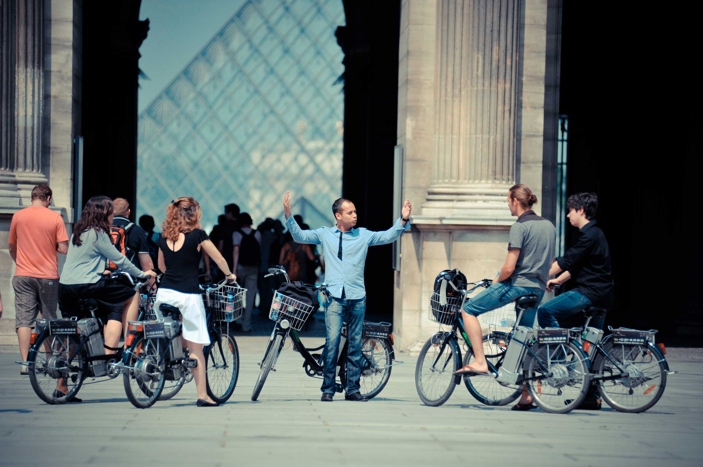 Visite guidée à vélo devant la Pyramide du Louvre