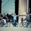 Visite guidée à vélo devant la Pyramide du Louvre