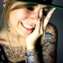 Portrait jeune femme tatouée casquette OBEY rieuse
