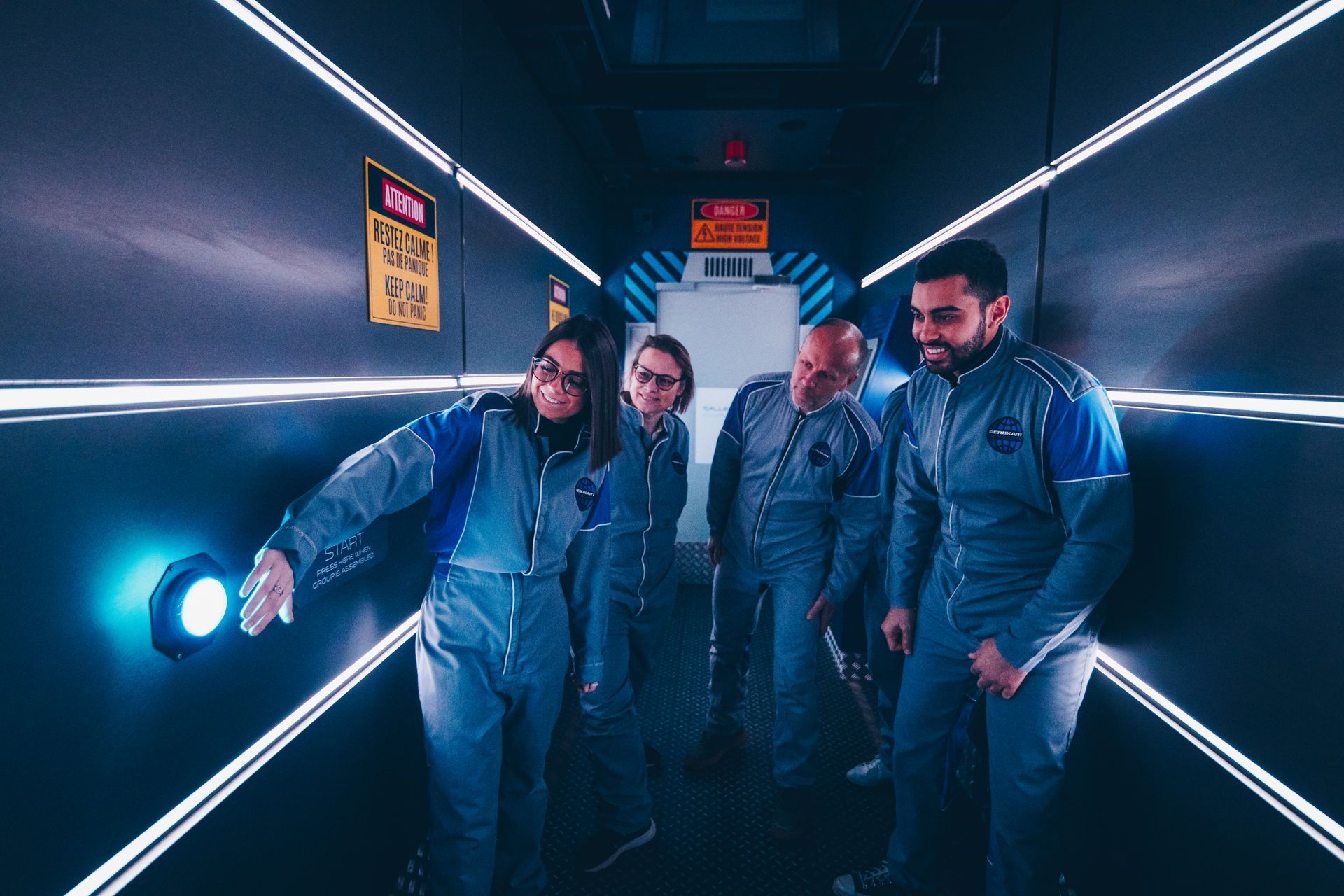 Équipe en escape game futuriste éclairé au néon