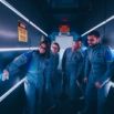 Équipe en escape game futuriste éclairé au néon