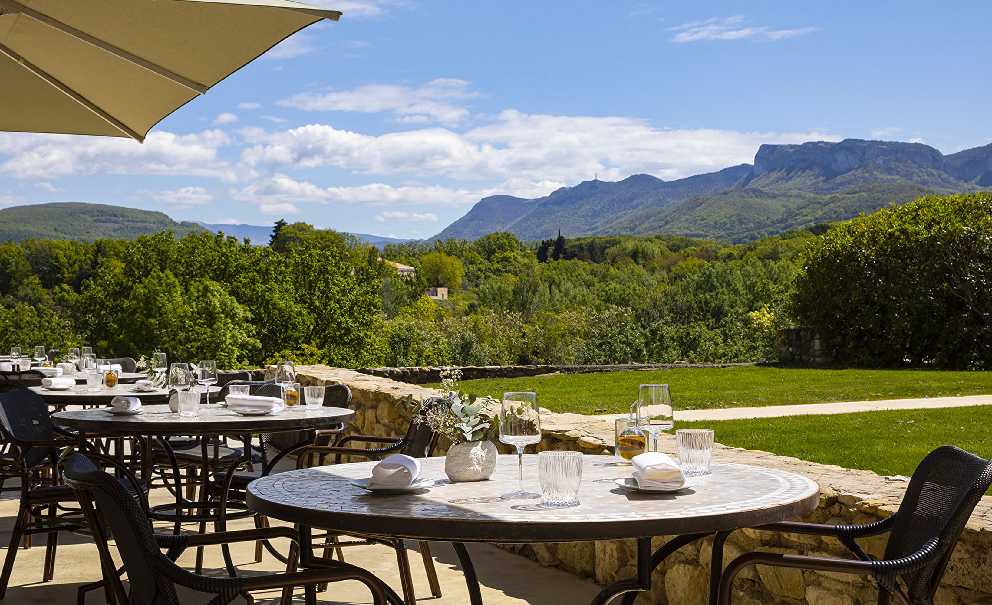 Restaurant terrasse vue montagnes