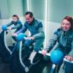 Famille pédalant sur vélos d'entraînement Winscape Aerokart