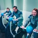 Famille pédalant sur vélos d'entraînement Winscape Aerokart