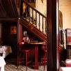 Bistrot parisien escalier bois et tabourets rouges