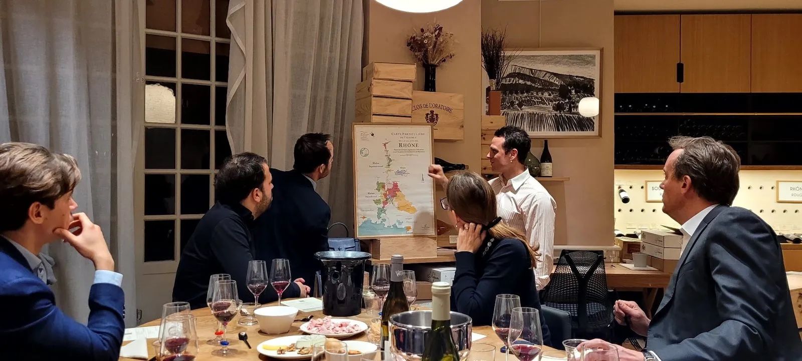 Atelier dégustation vins du Rhône autour d'une table