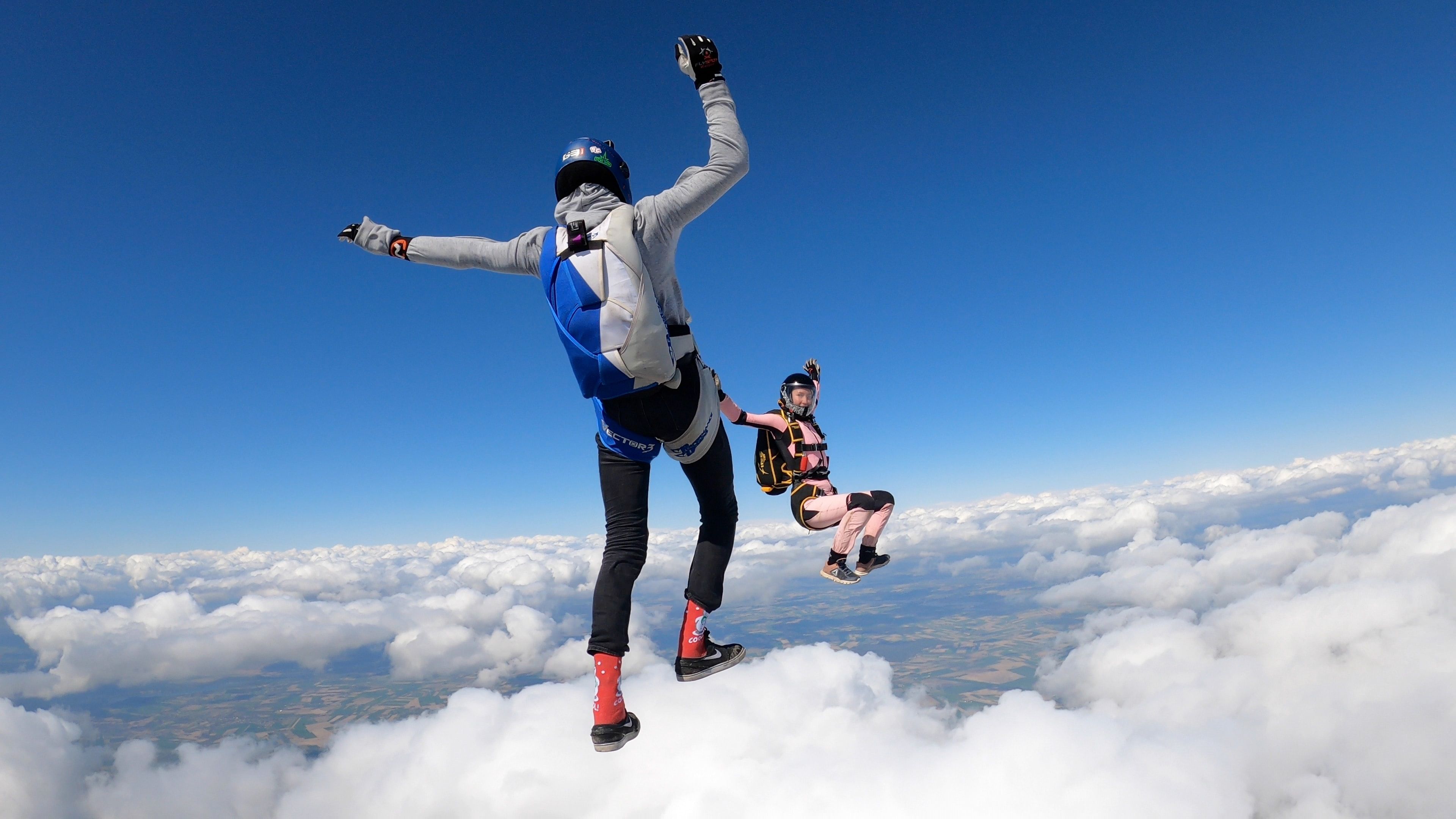 Saut en parachute en duo au-dessus des nuages
