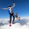 Saut en parachute en duo au-dessus des nuages