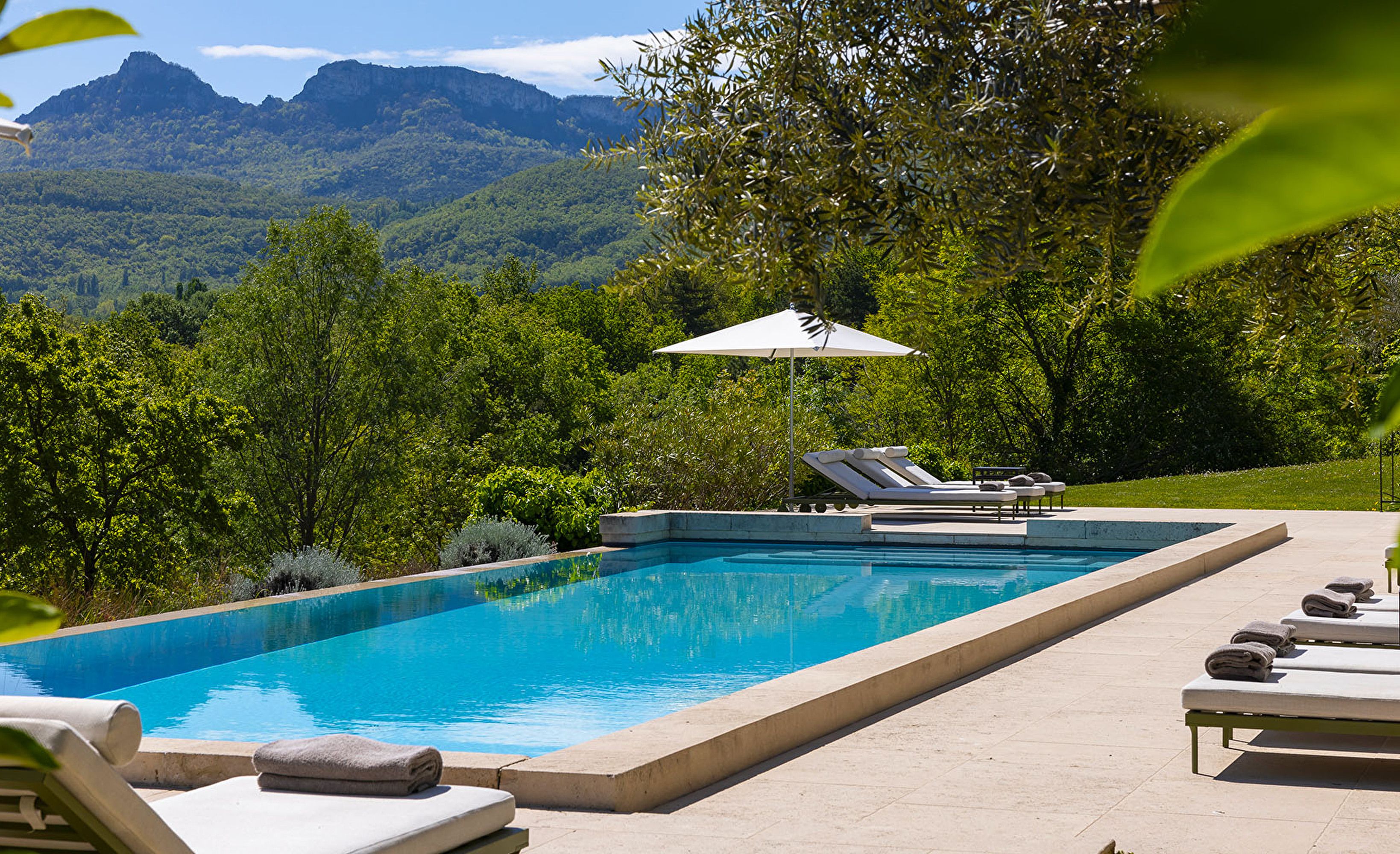 Piscine debordement vue montagnes