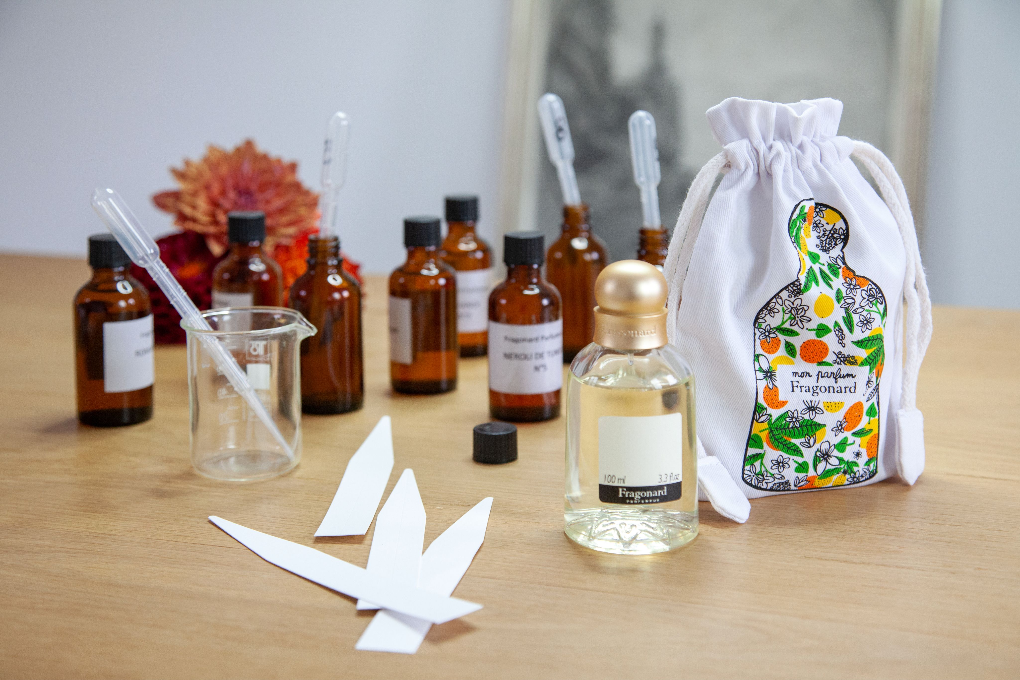 Atelier création parfum Fragonard avec fioles et pochon