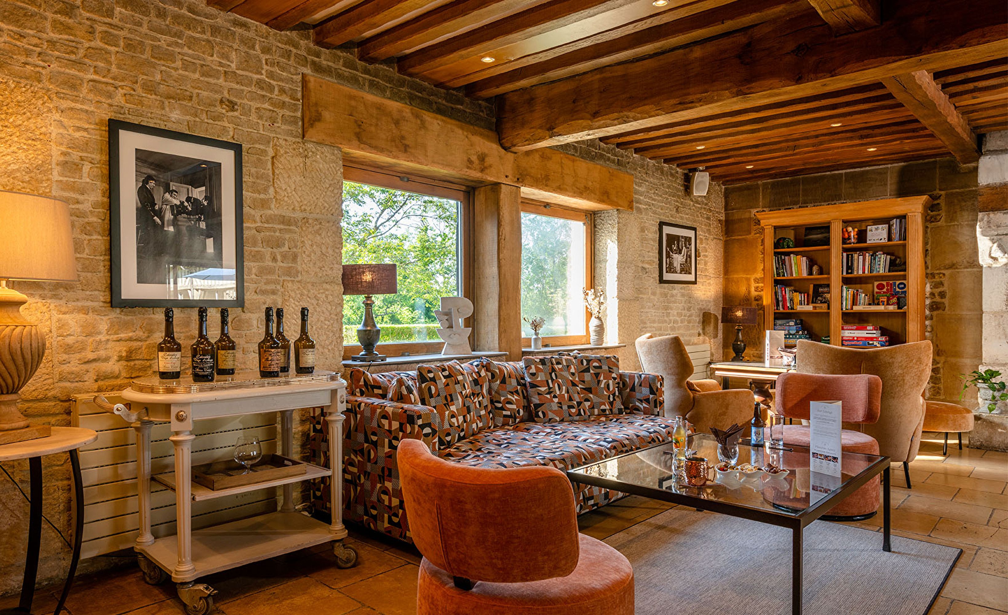 Salon bibliotheque pierre apparente