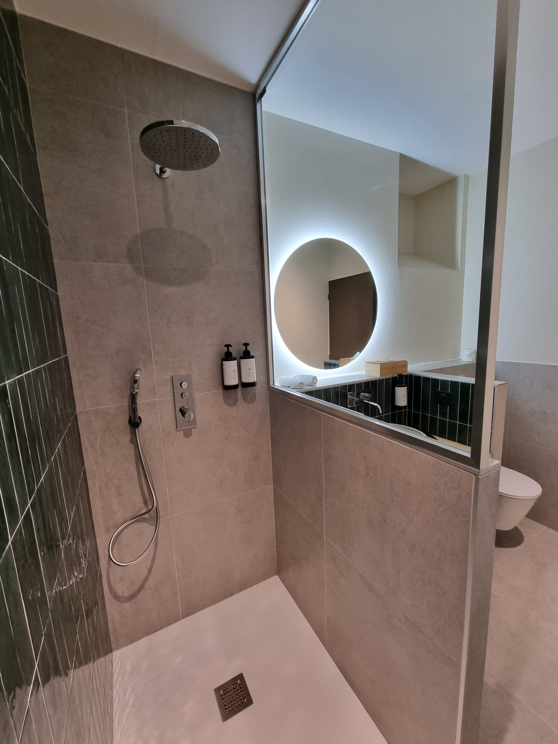 Chambre 2 pierre fenetre