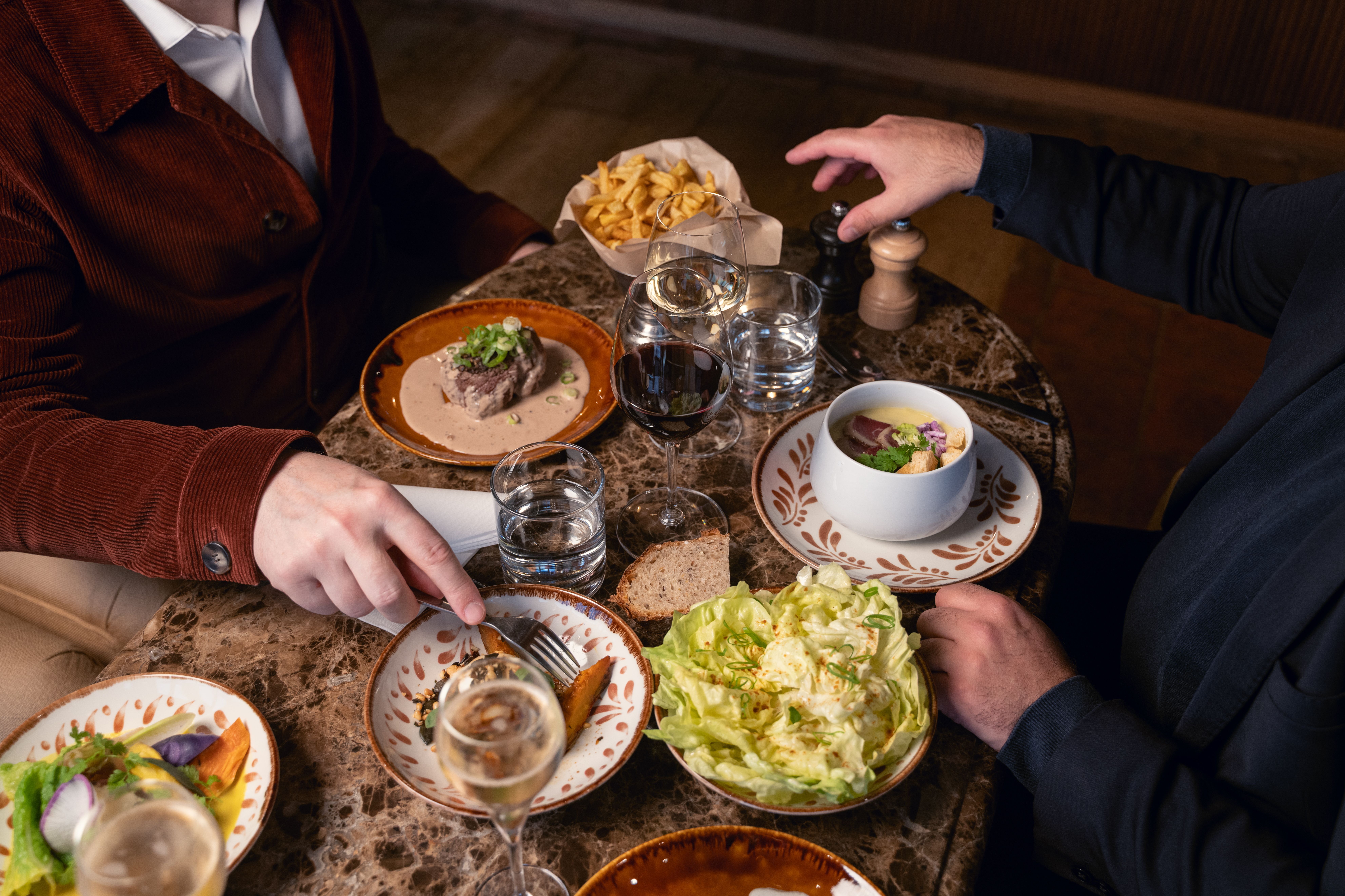 Repas convivial bistrot avec frites tartare et entrée