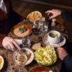 Repas convivial bistrot avec frites tartare et entrée