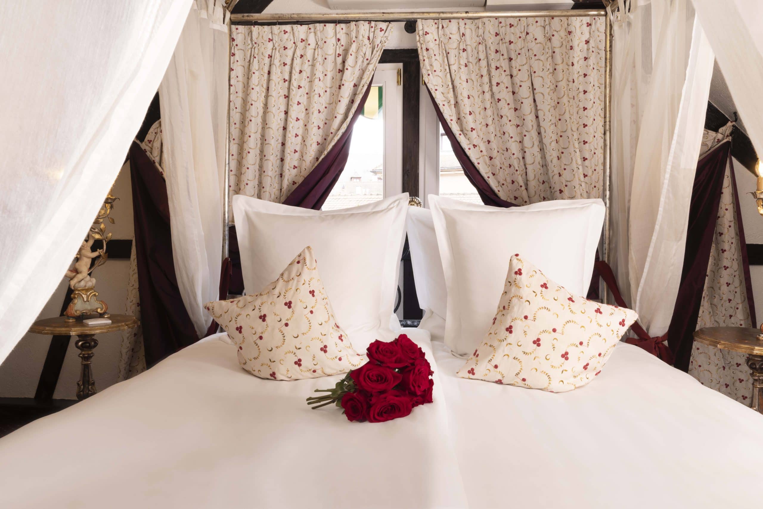 Chambre baldaquin roses