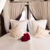Chambre baldaquin roses