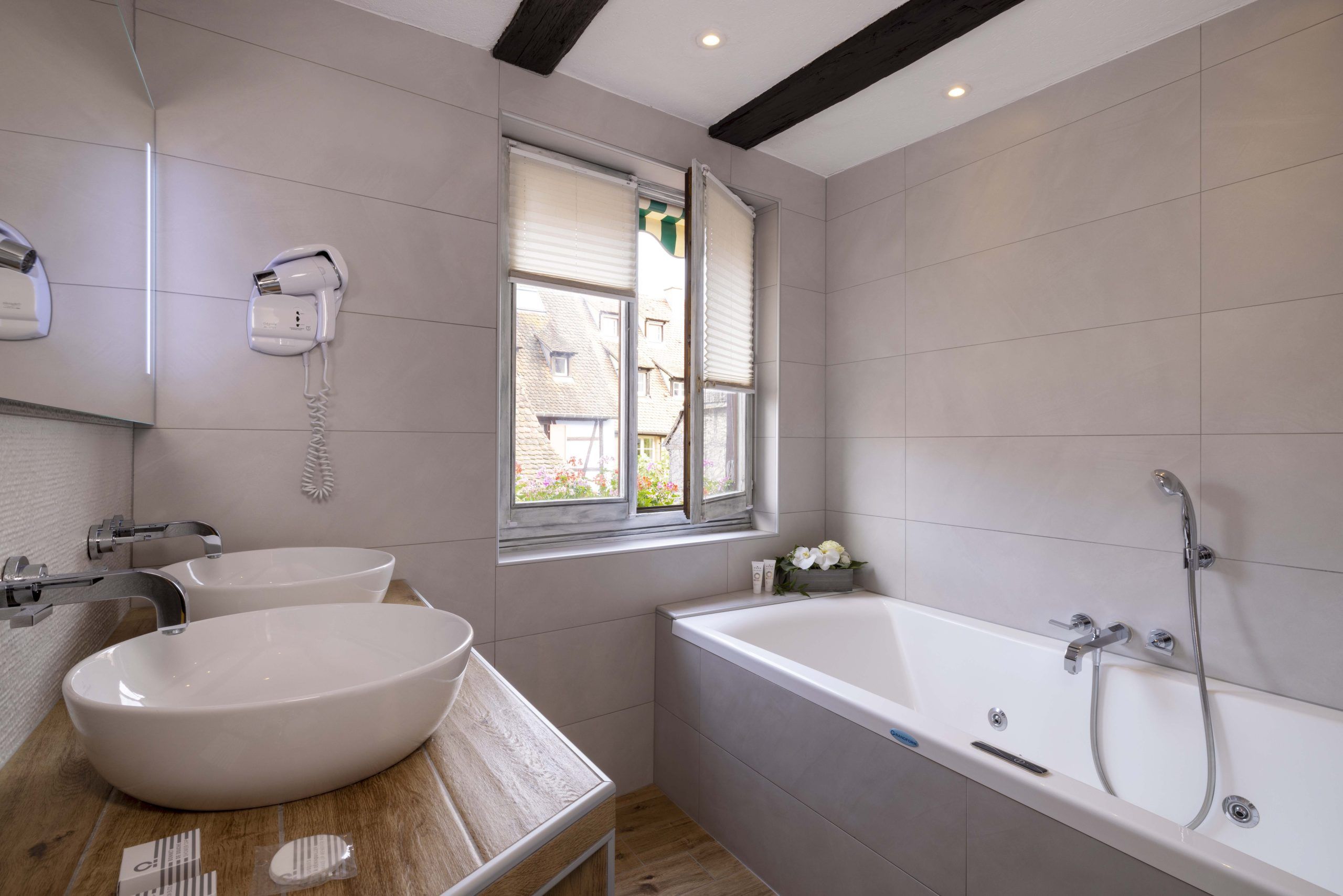 Salle de bain baignoire vasques