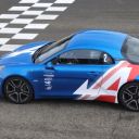Alpine A110 bleue sur ligne d'arrivée du circuit