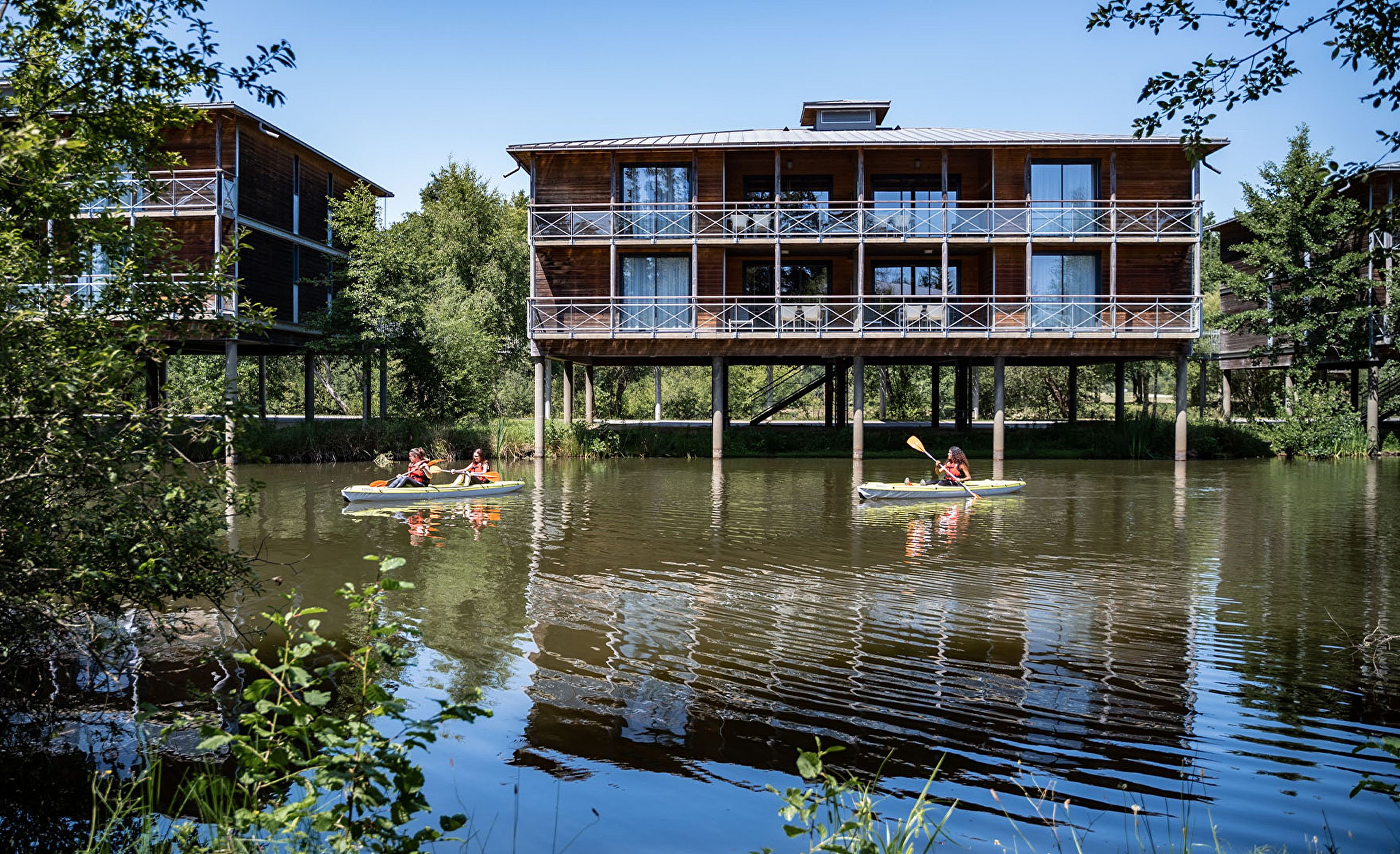 Facade pilotis lac