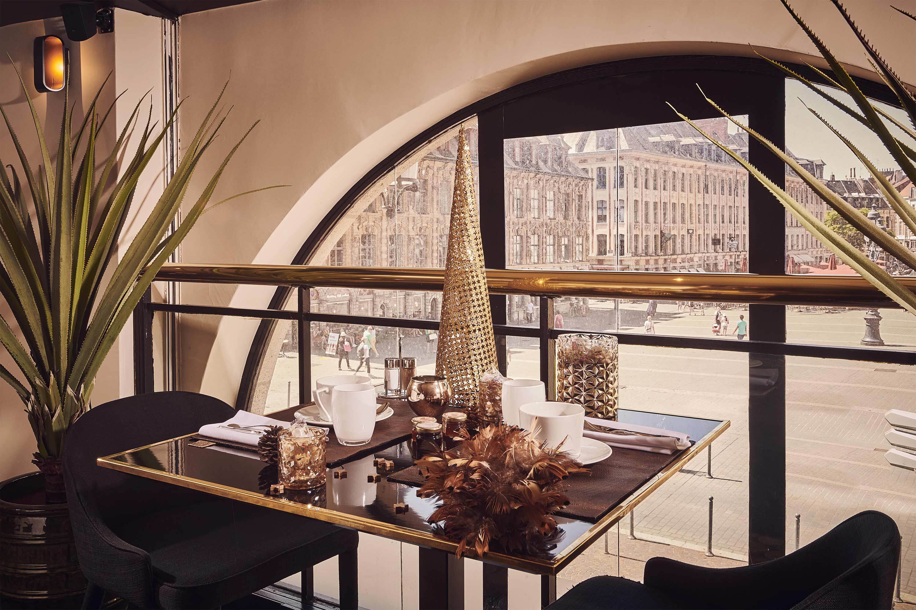 Petit dejeuner vue place