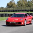 Ferrari F430 rouge en virage sur circuit auto