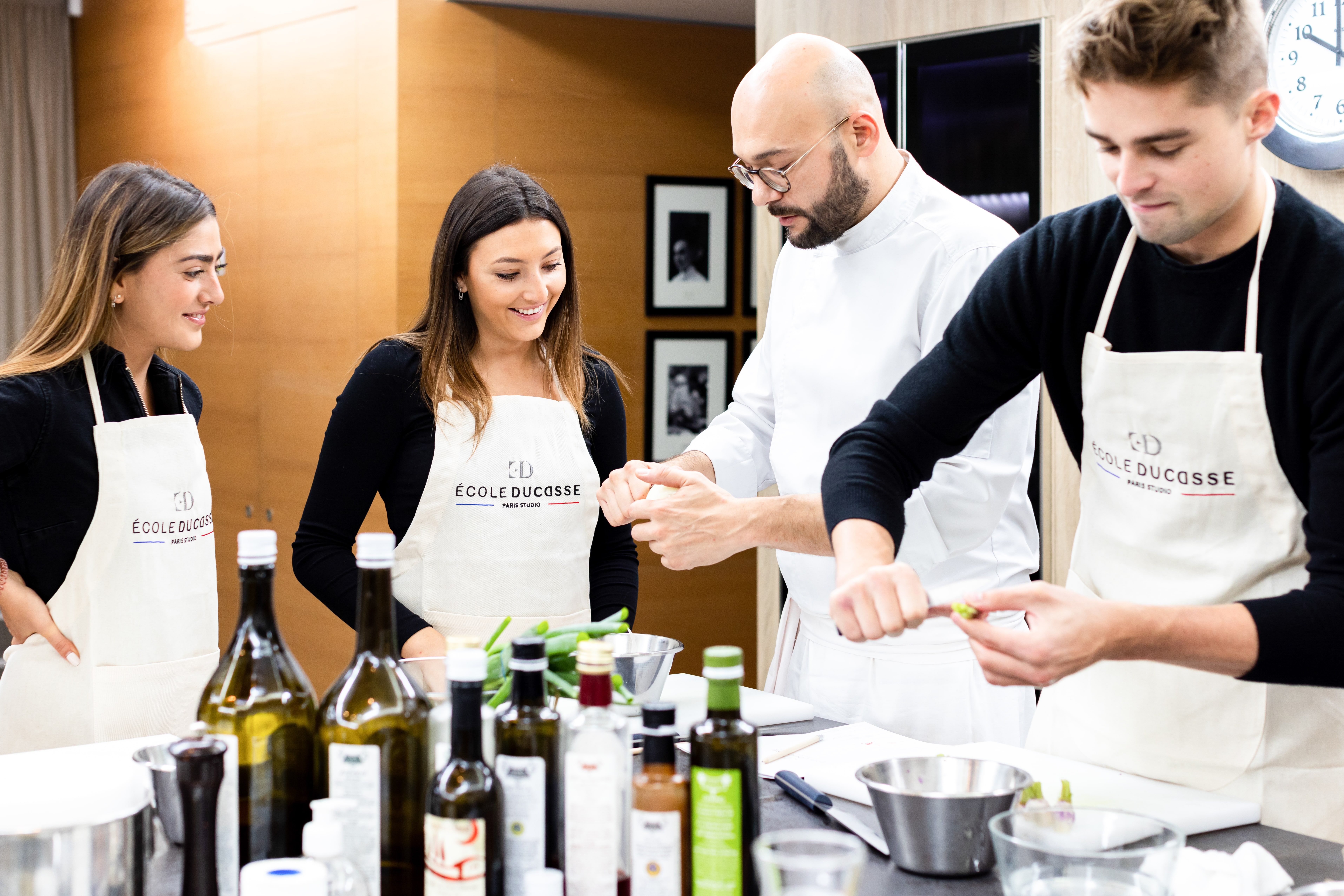 Atelier cuisine Ducasse avec chef et trois élèves