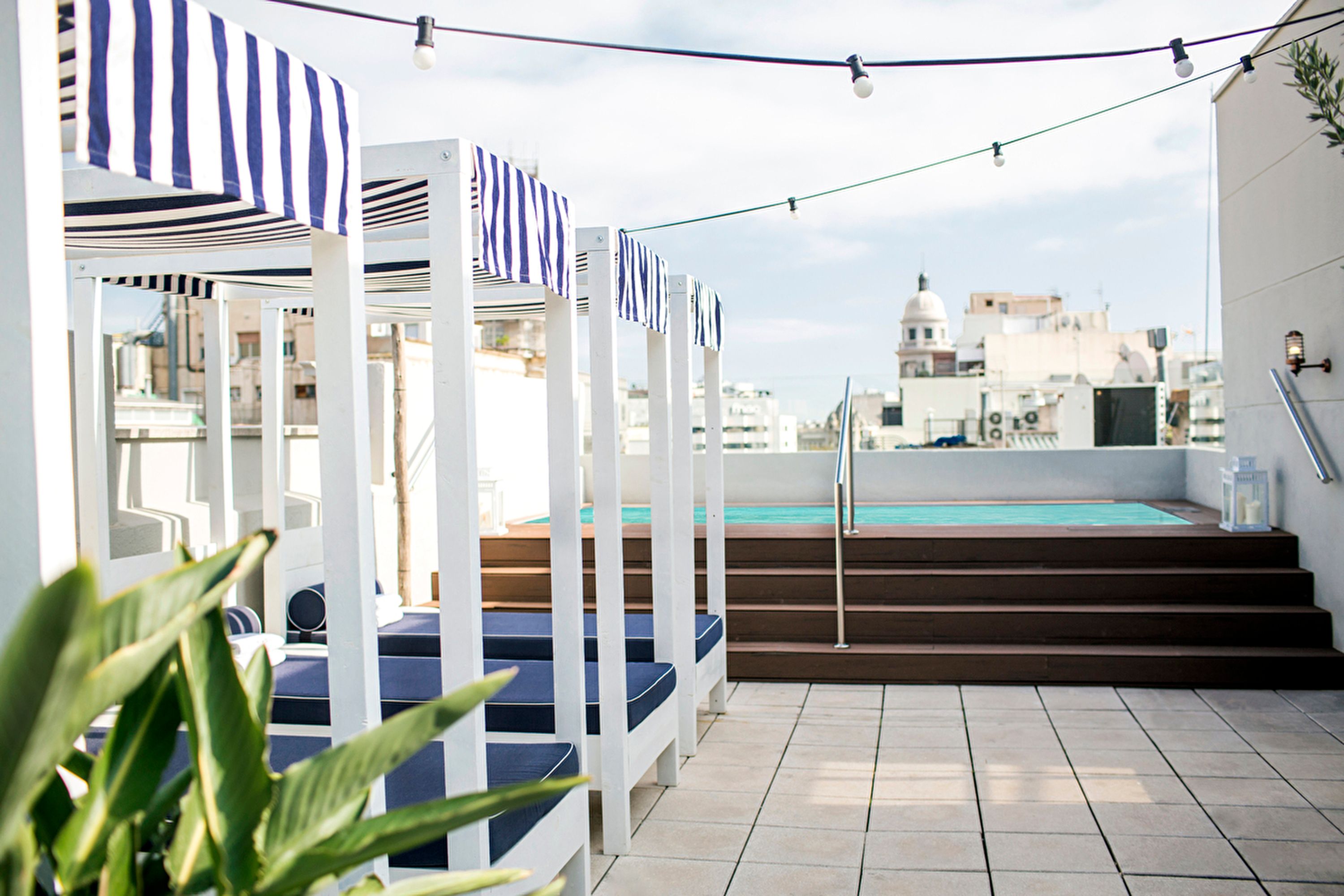 Rooftop piscine cabanas