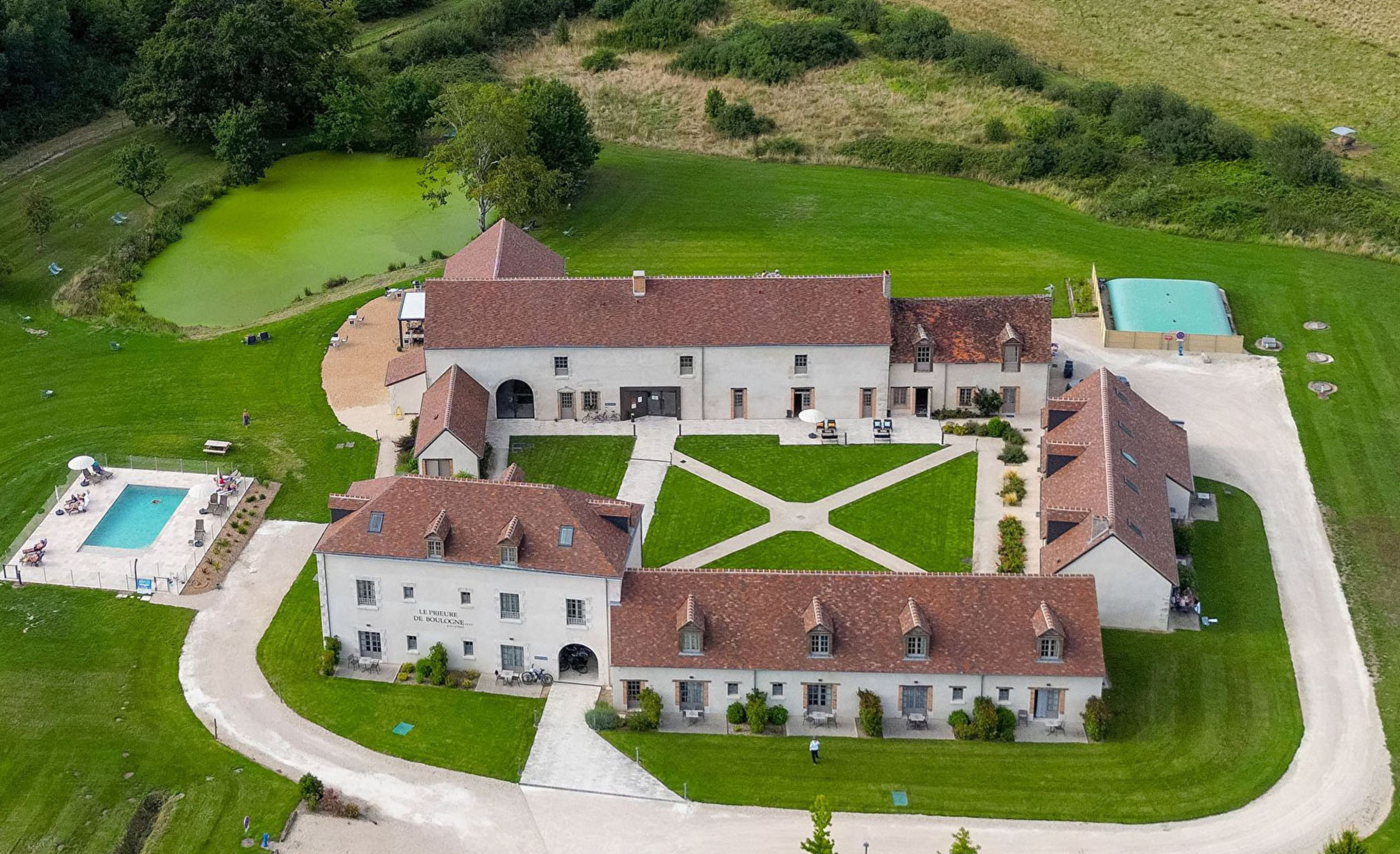 Vue aerienne jardin piscine