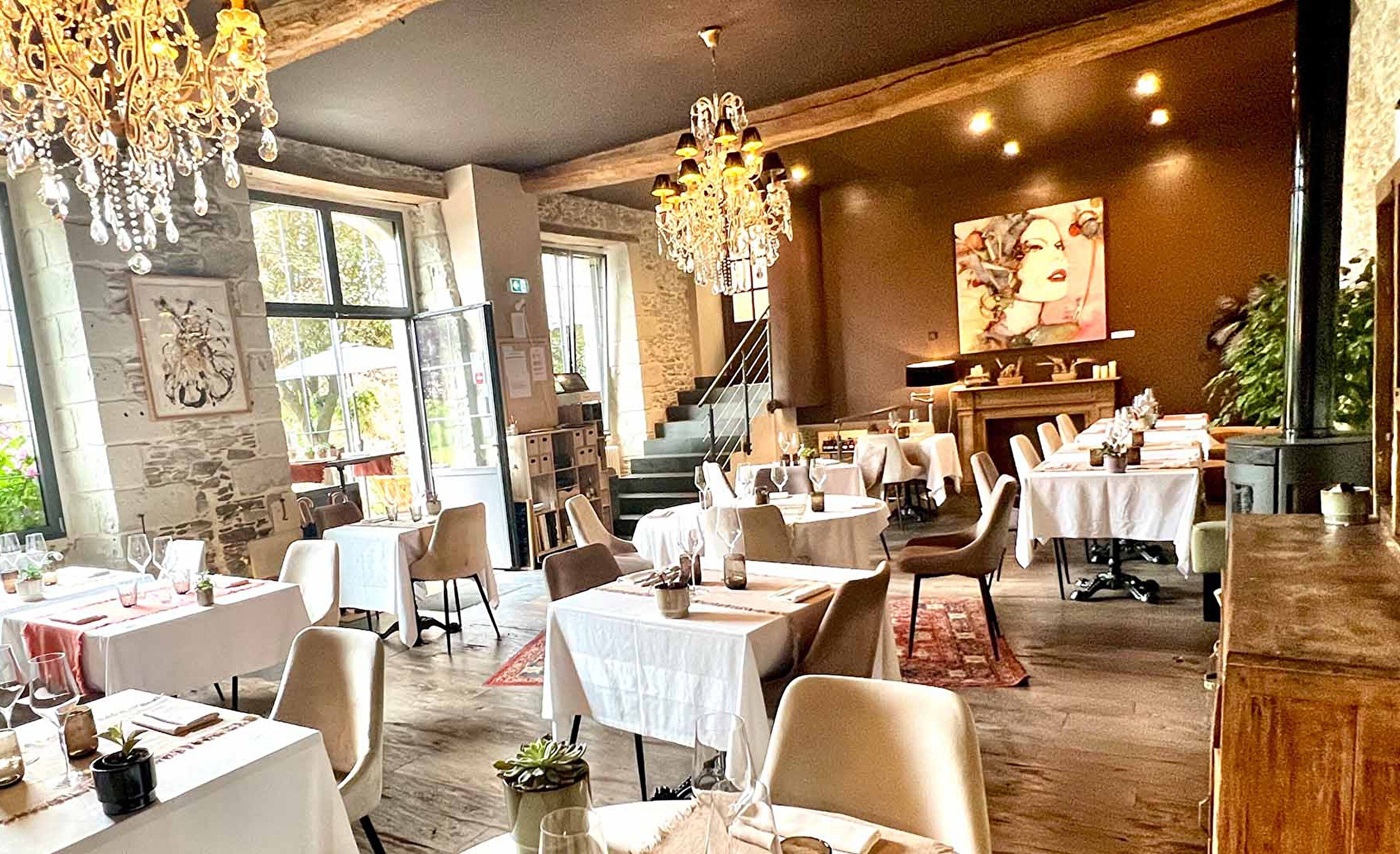 Restaurant salle lustres