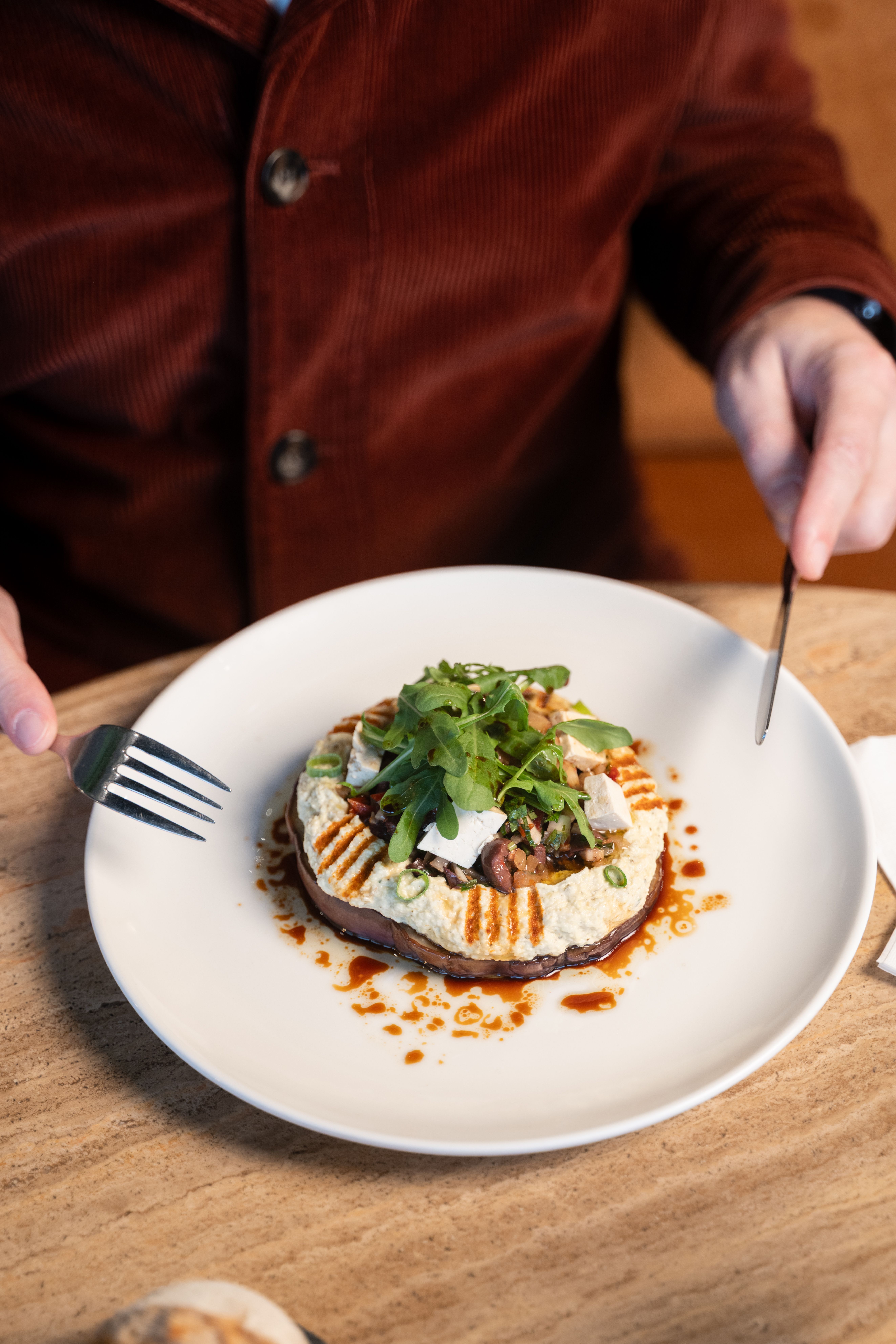 Plat veggie aubergine grillée roquette et fromage