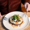 Plat veggie aubergine grillée roquette et fromage