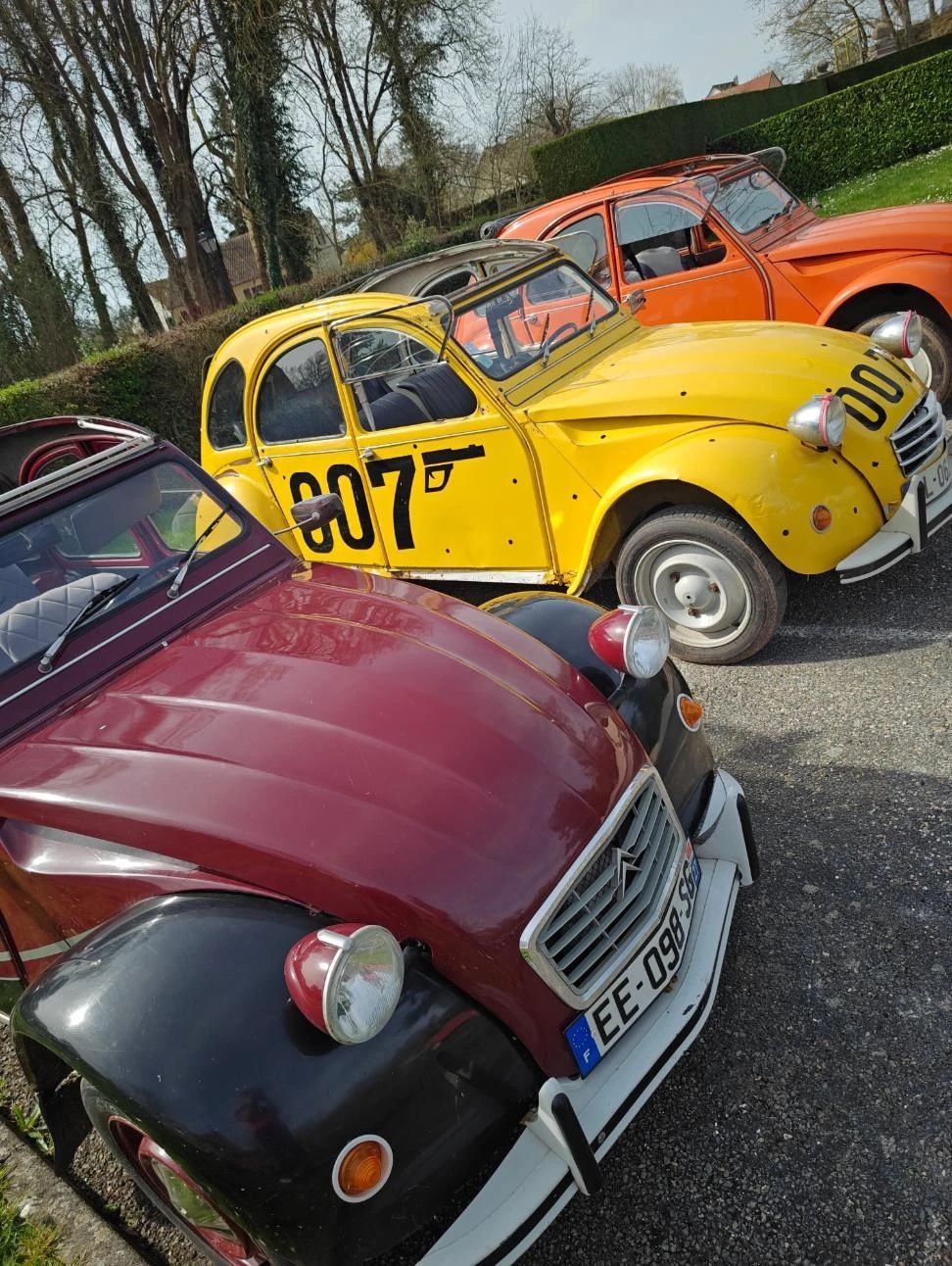 Citroën 2CV jaune et bordeaux en rallye vintage