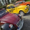 Citroën 2CV jaune et bordeaux en rallye vintage