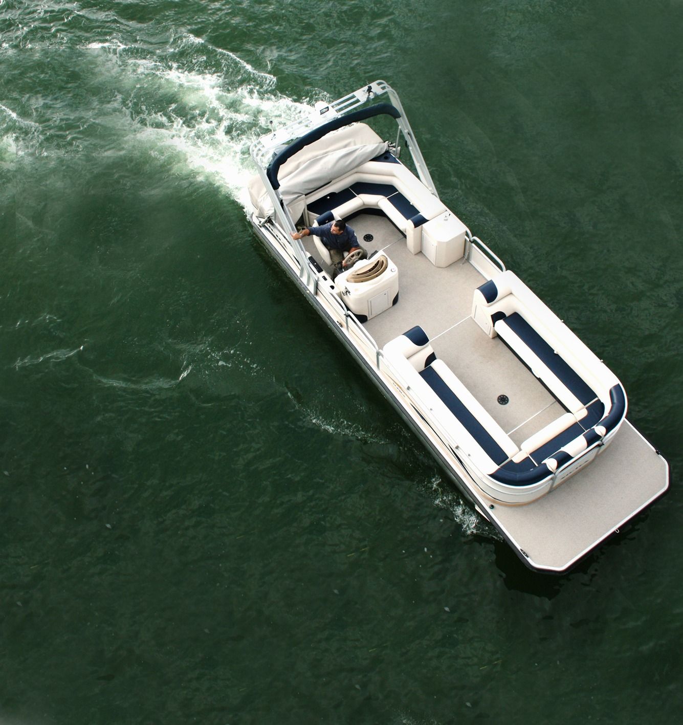 Bateau ponton naviguant sur eau verte et calme