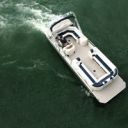 Bateau ponton naviguant sur eau verte et calme