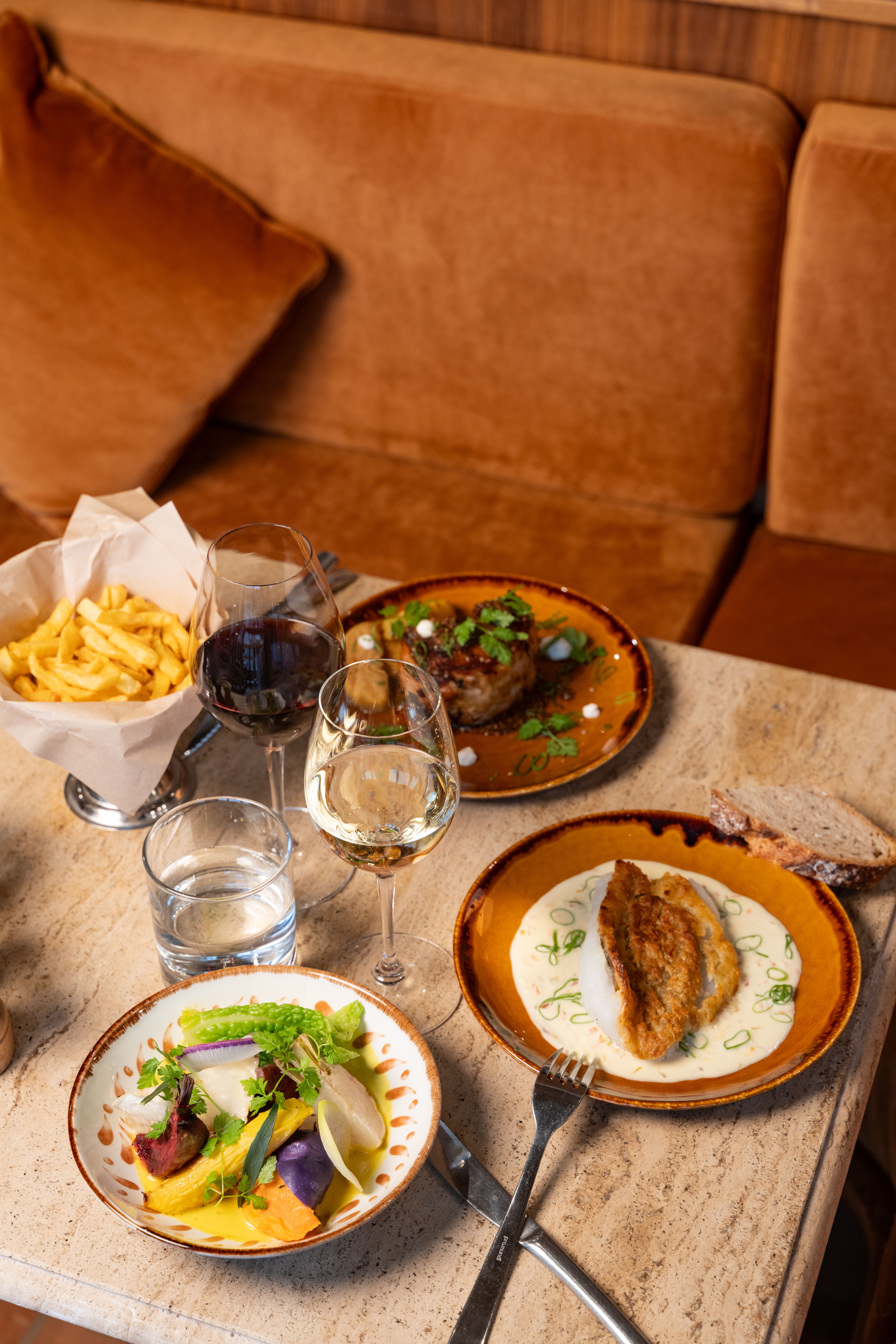 Table bistrot avec viande frites et vin rouge