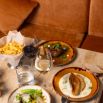 Table bistrot avec viande frites et vin rouge