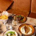 Table bistrot avec viande frites et vin rouge