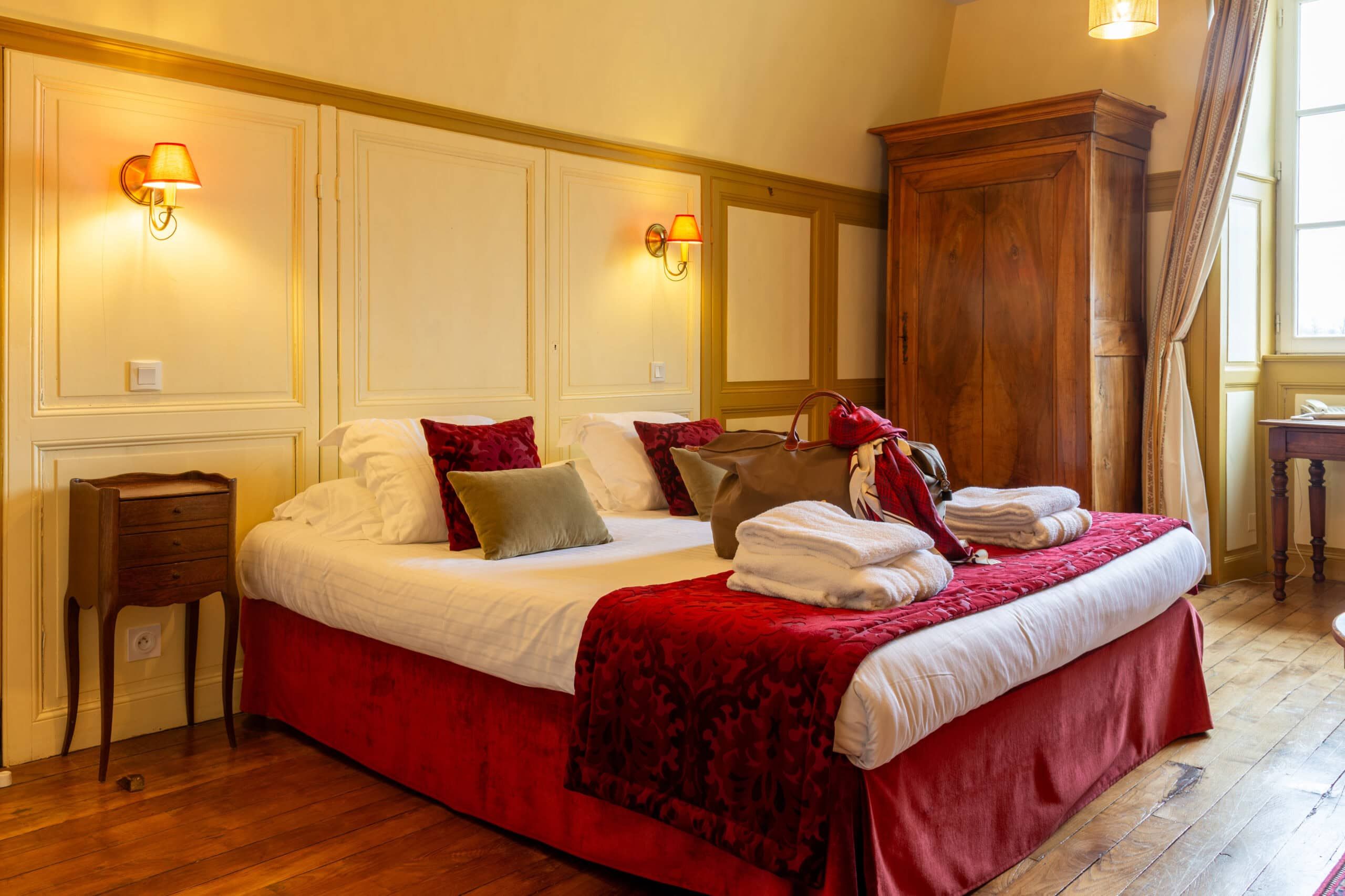 Chambre mansardee jaune armoire