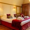 Chambre mansardee jaune armoire
