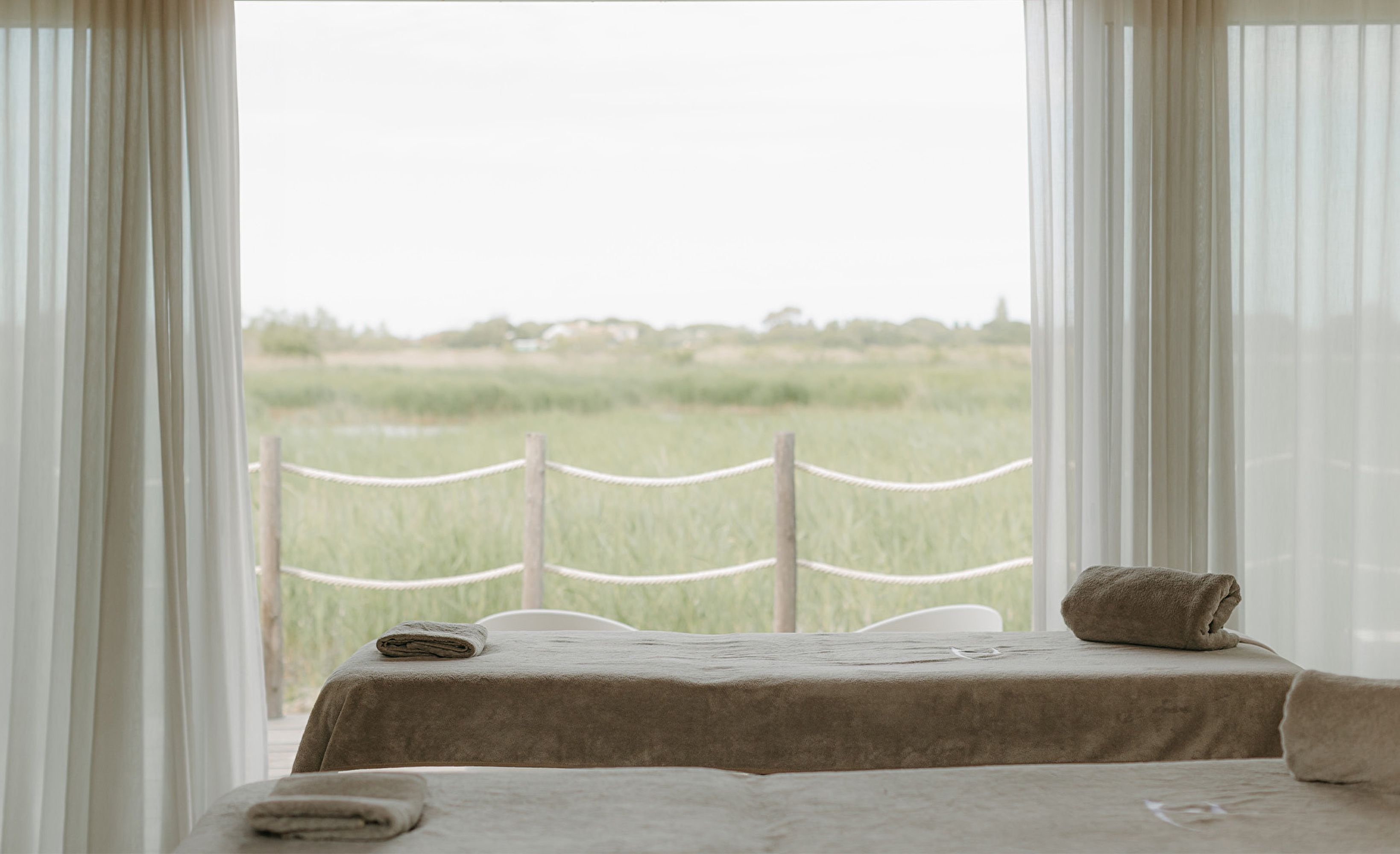 Spa massage vue roseaux