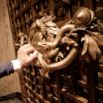 Heurtoir doré dragon sur grille en bois sculpté