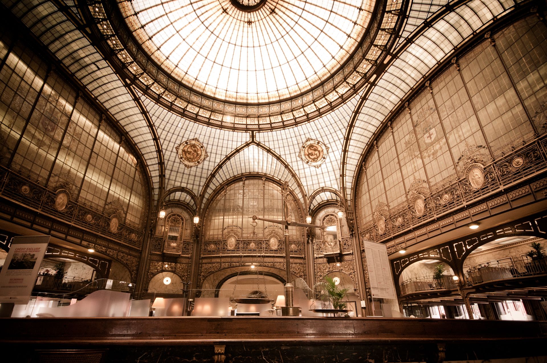 Verrière monumentale ancienne salle des ventes parisienne
