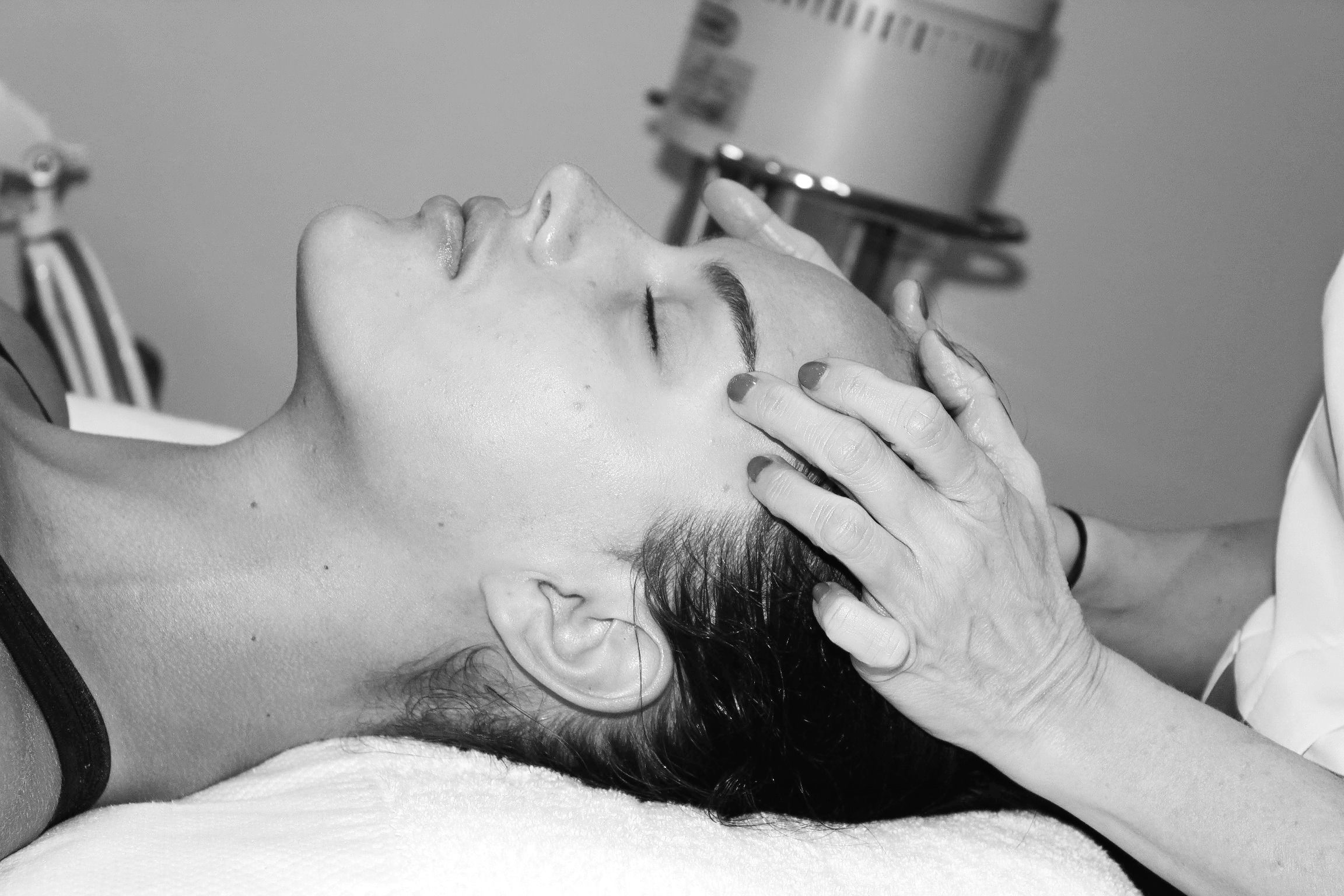 Soin du visage en institut beauté noir et blanc