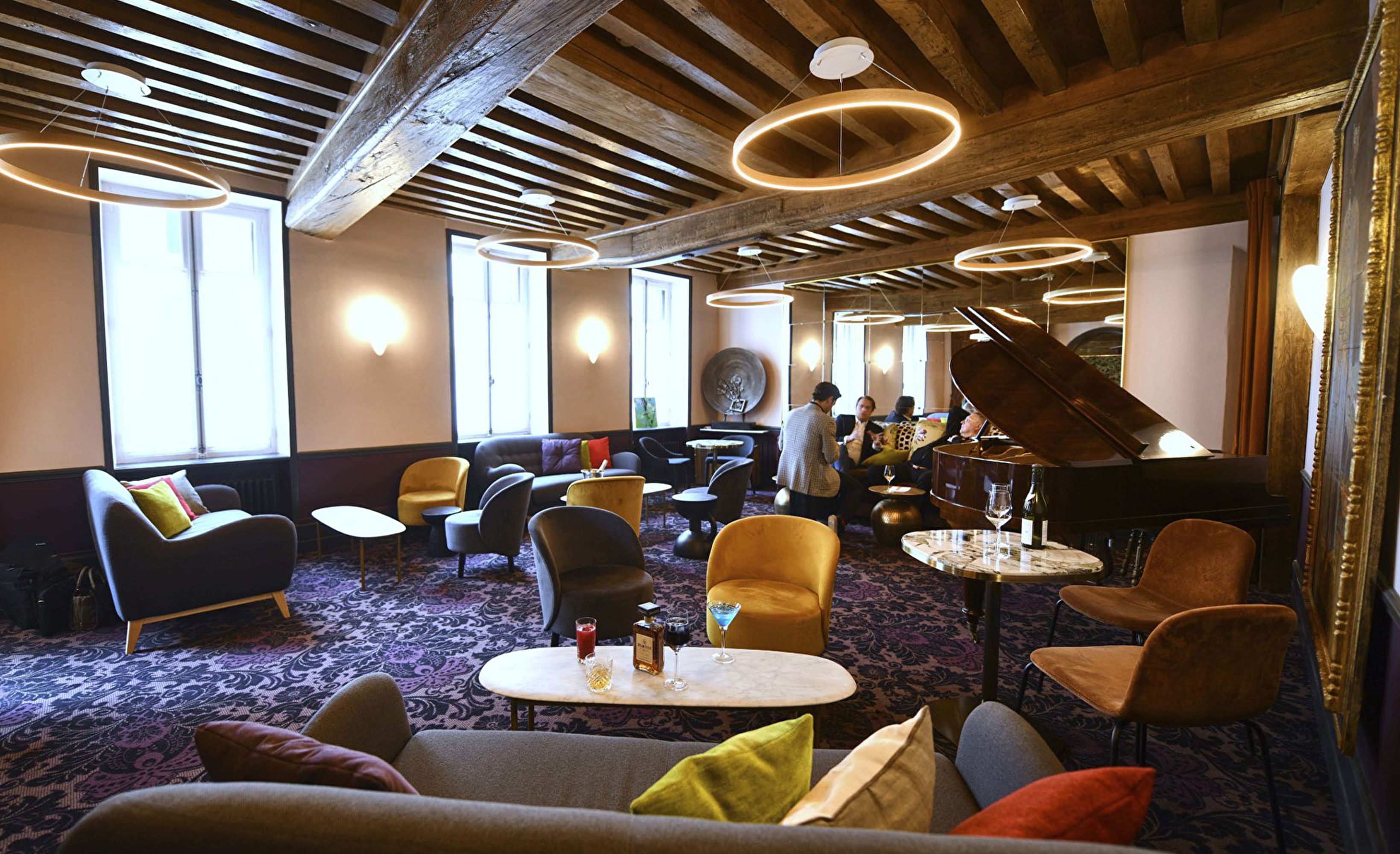 Lounge bar piano suspensions cercles