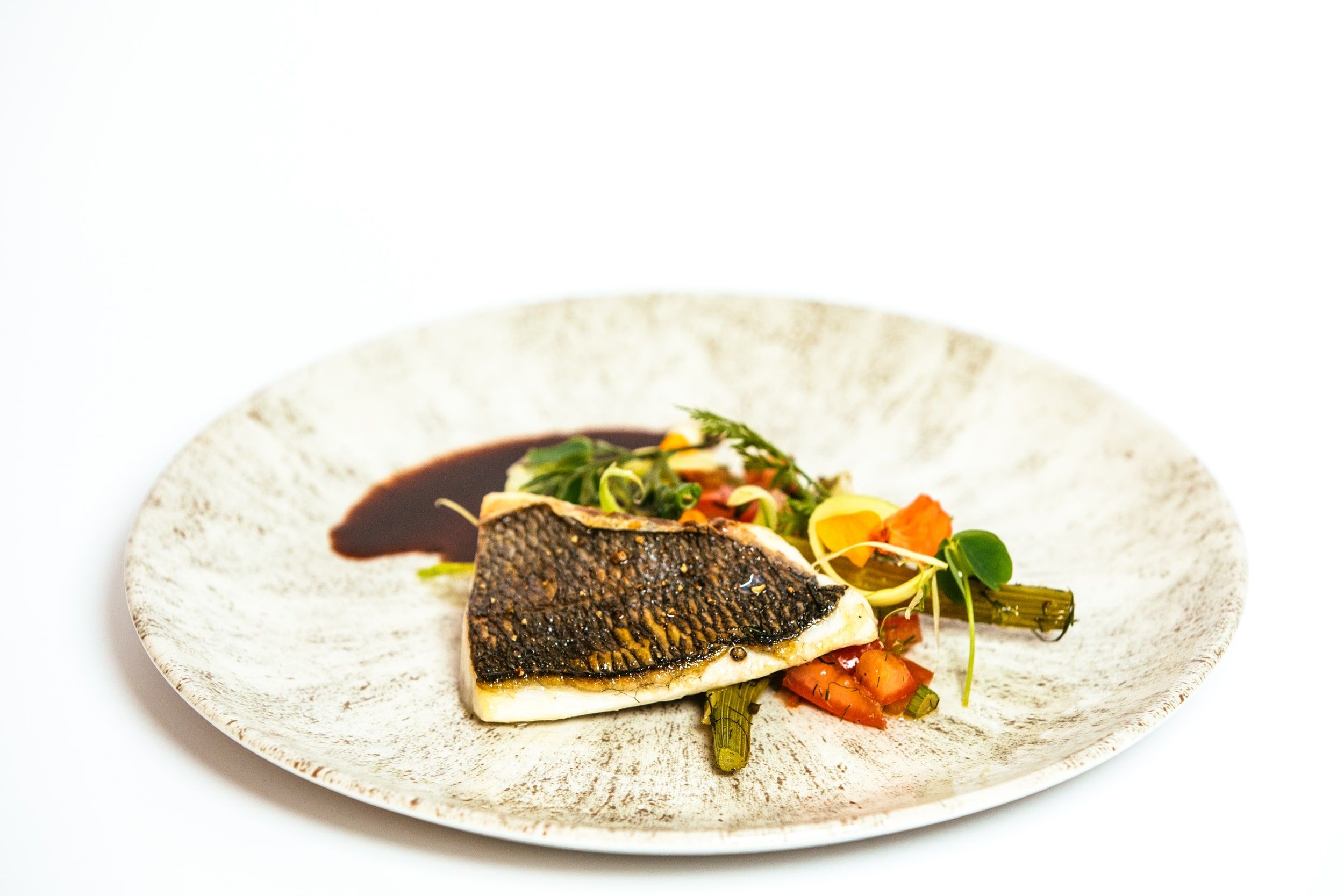 Filet de poisson croustillant sauce vin et légumes