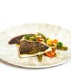 Filet de poisson croustillant sauce vin et légumes