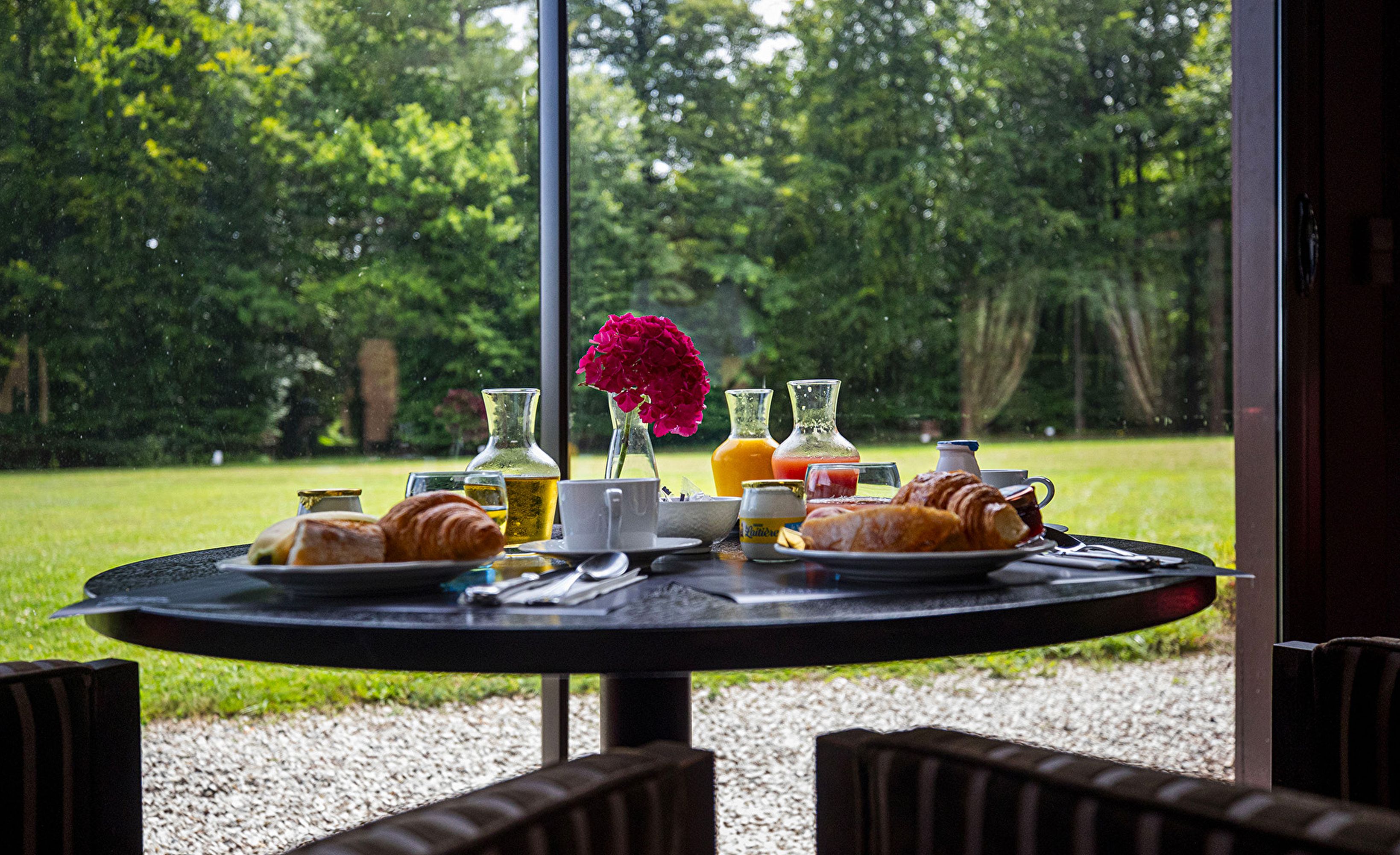 Petit dejeuner terrasse parc