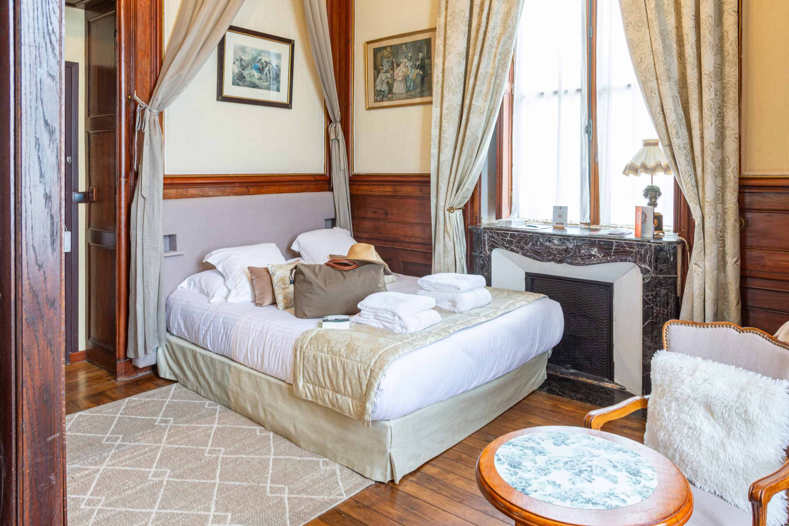Chambre baldaquin cheminee